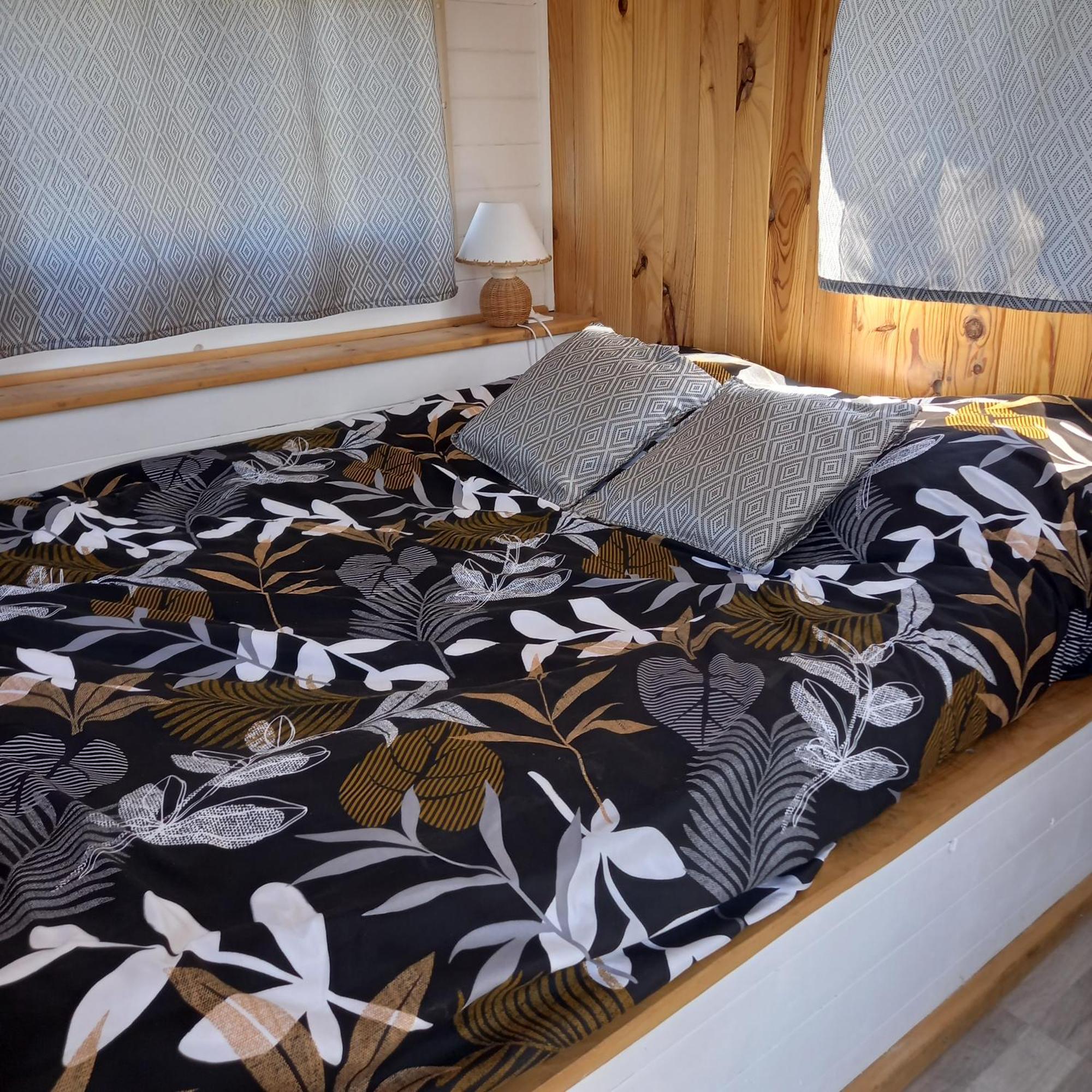 Camping Car Vintage Saint-Barthelemy-le-Plain Экстерьер фото