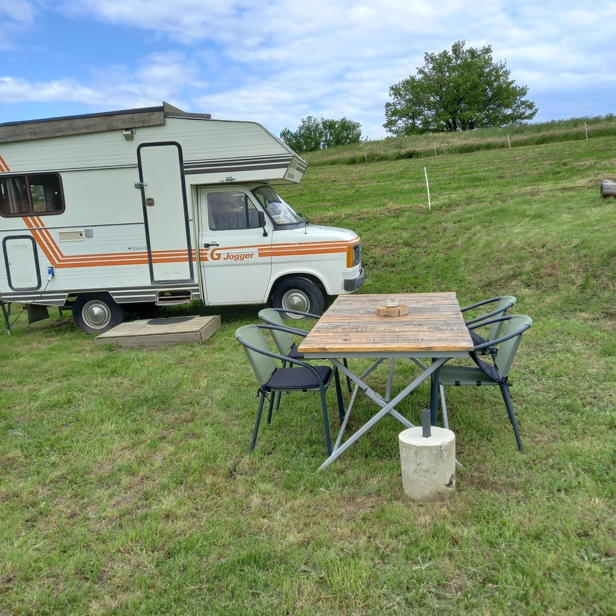 Camping Car Vintage Saint-Barthelemy-le-Plain Экстерьер фото
