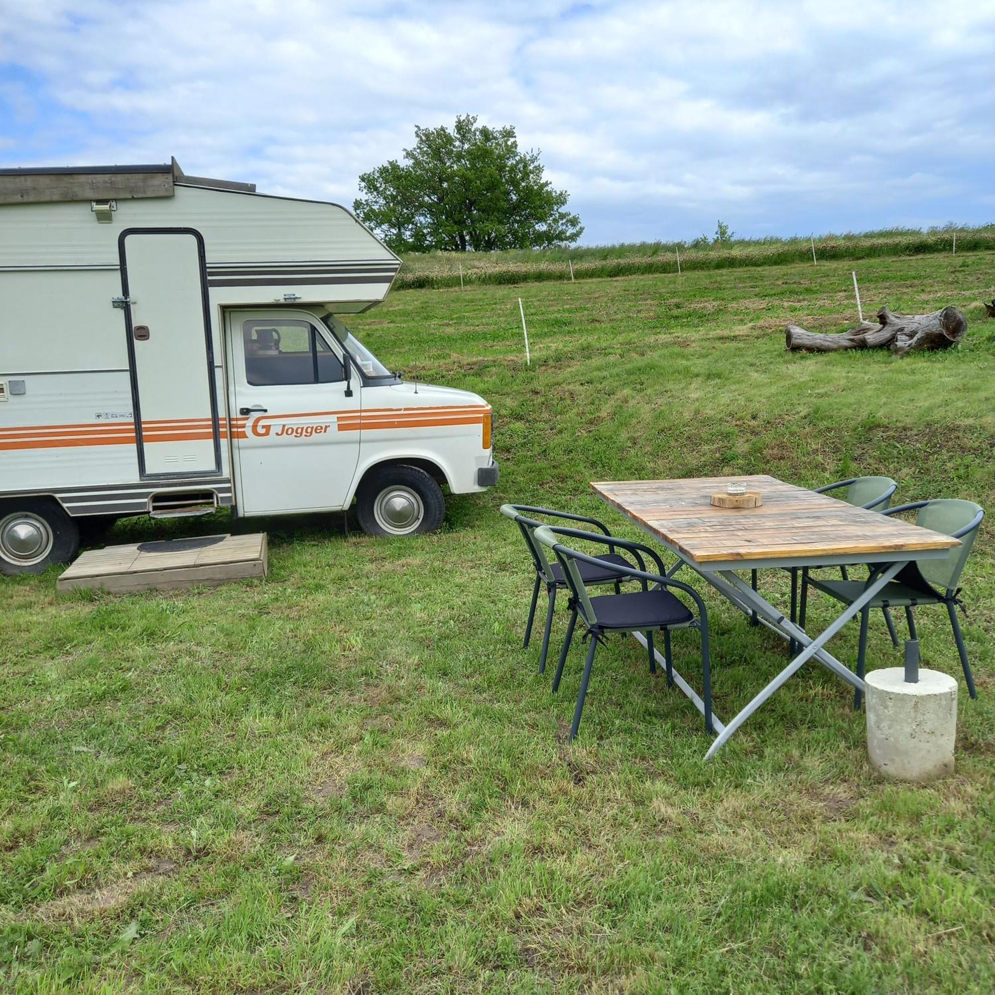 Camping Car Vintage Saint-Barthelemy-le-Plain Экстерьер фото
