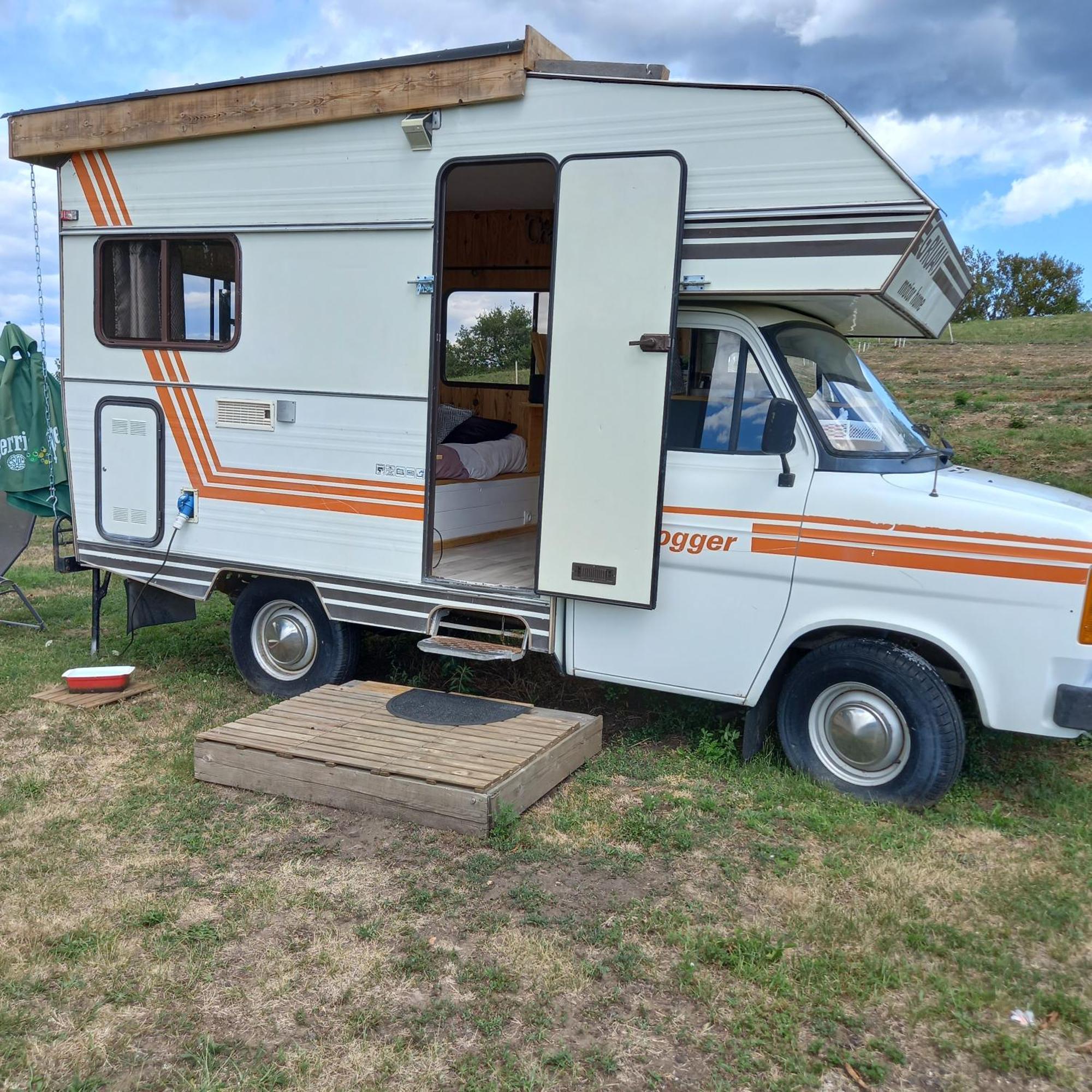 Camping Car Vintage Saint-Barthelemy-le-Plain Экстерьер фото
